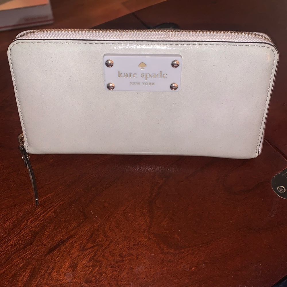 EUC Kate Spade 8 inch Zip around wallet ♠️ Patent Leather